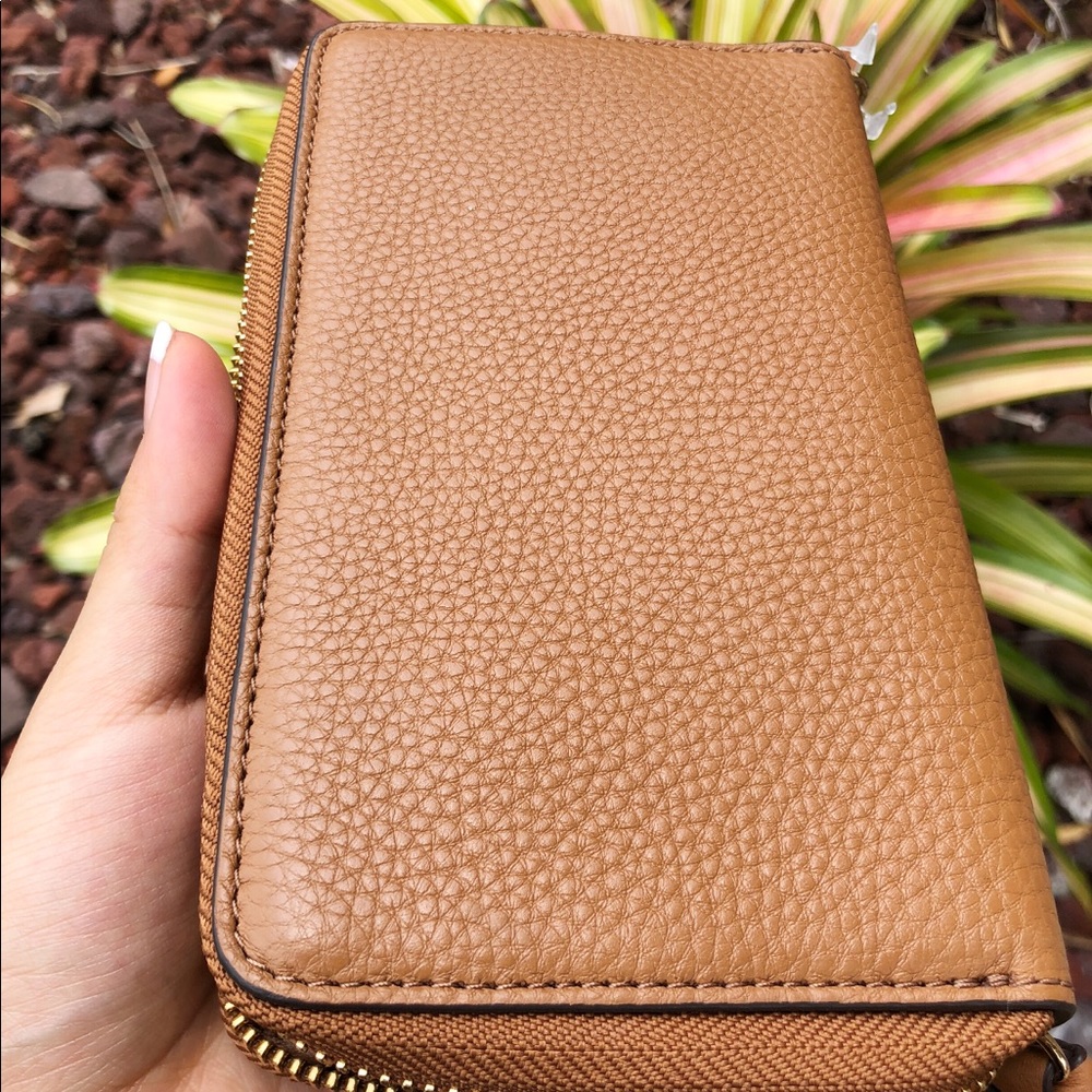 Gaby’sBags👜💕Tory BurchT Logo Phone Wristlet Bark - Picture 7 of 7